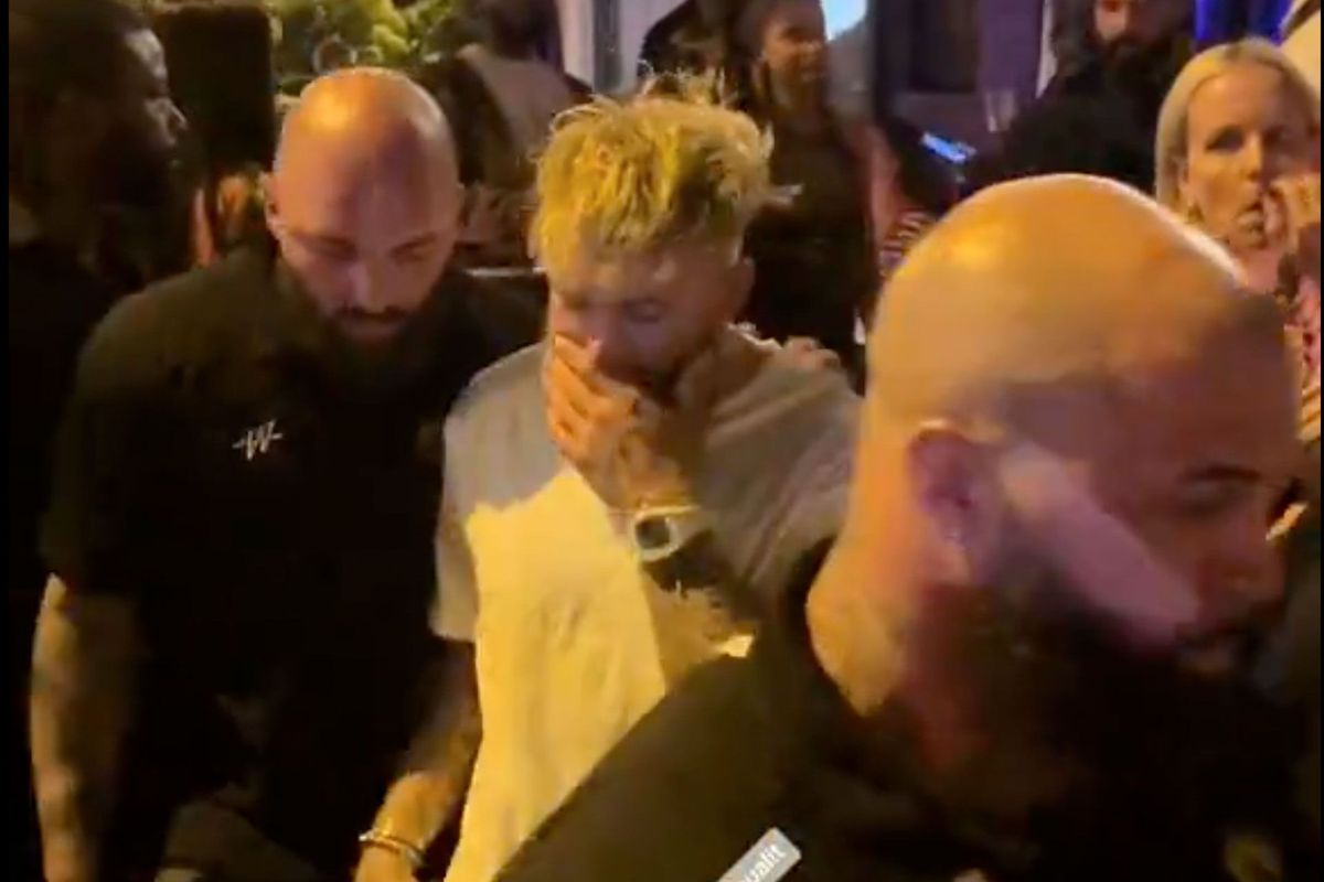 Jake Paul stomdronken afgevoerd uit Parijse Hotspot: 'Beveiliging grijpt in'