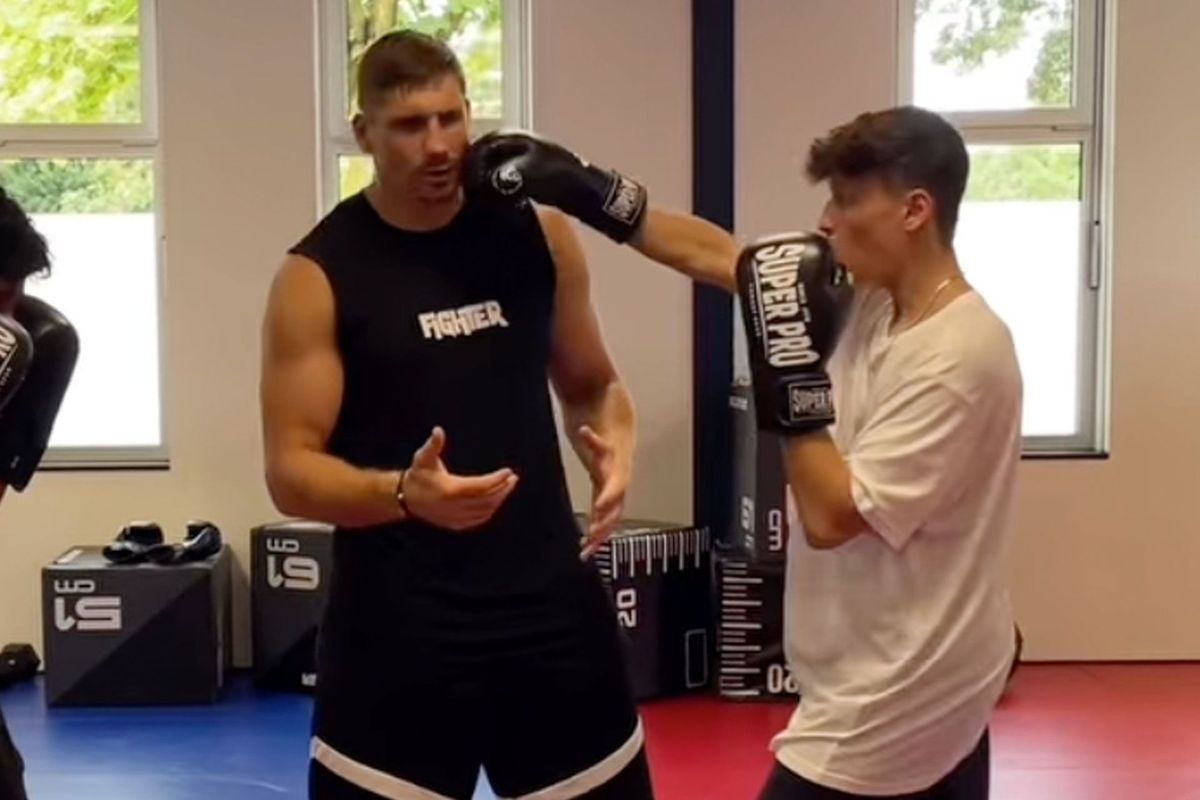 🎥 Rico Verhoeven pakt na stoot op de kin brugklasser aan