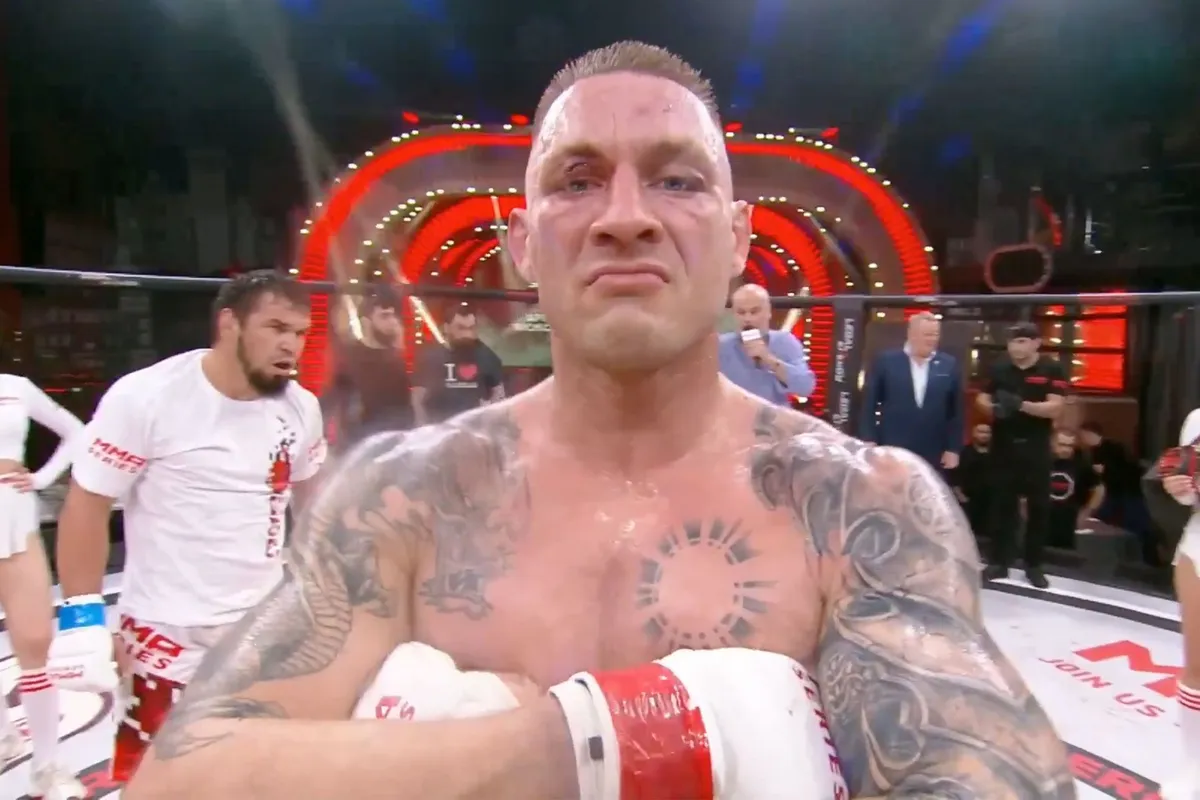 MMA-vechter veroorzaakt chaos met onsportief gedrag (video)