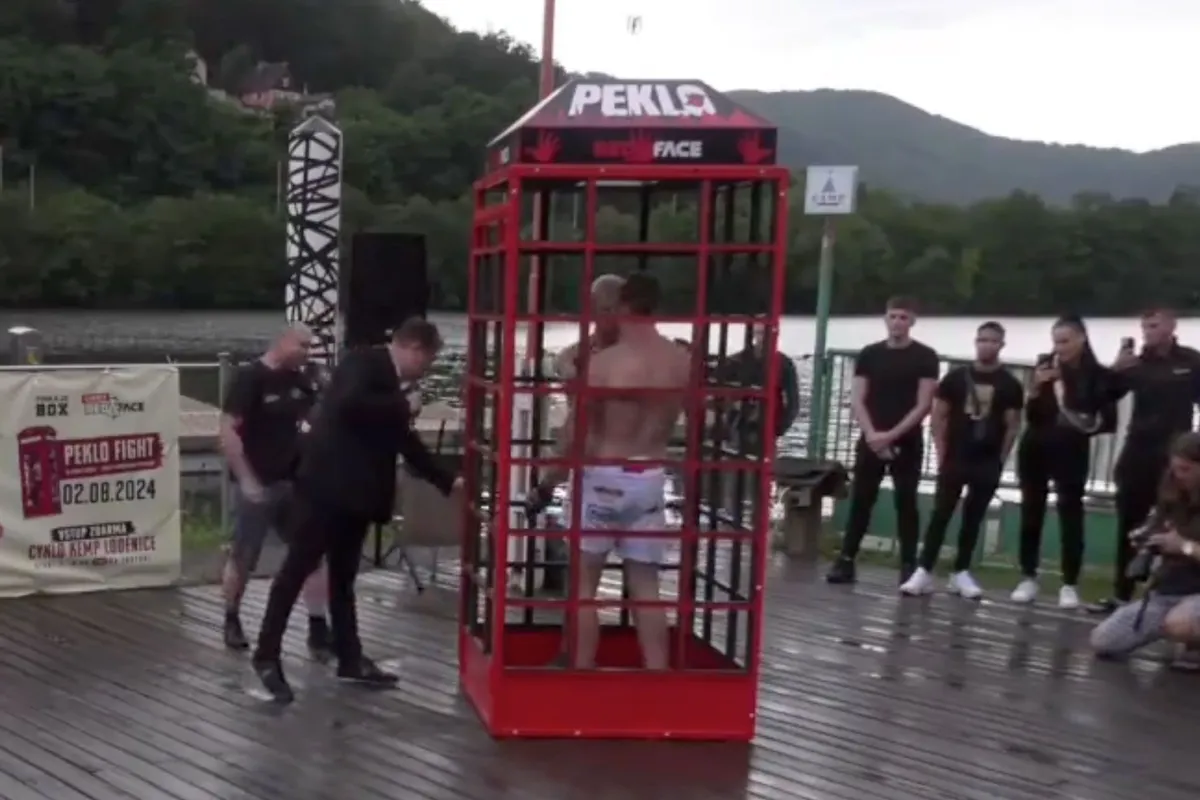 🎥 Telefooncel MMA-gevecht eindigt ongekend snel: 'krappe ruimte'