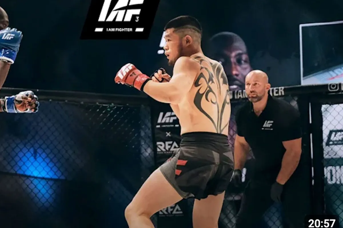Ongelofelijke KO: MMA-vechter in spagaat na vernietigende stoot