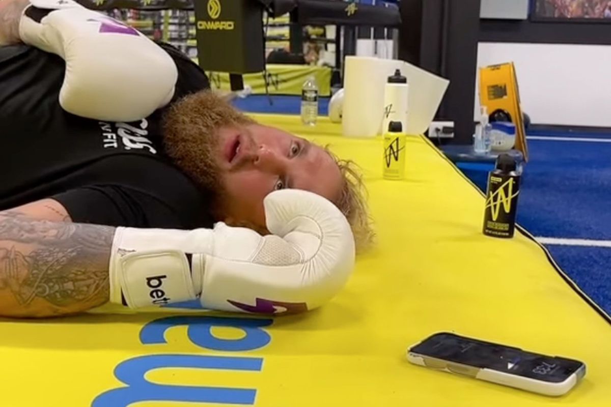 Jake Paul simuleert knock-out: Grafstem schudt hem wakker