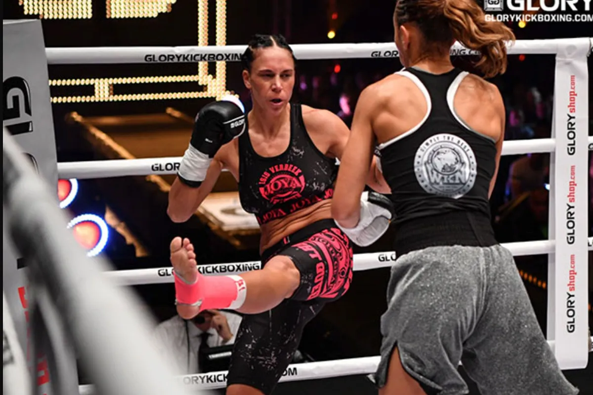 Primeur! Ex-Glory kickbokser Verbeek bokst in een nachtclub