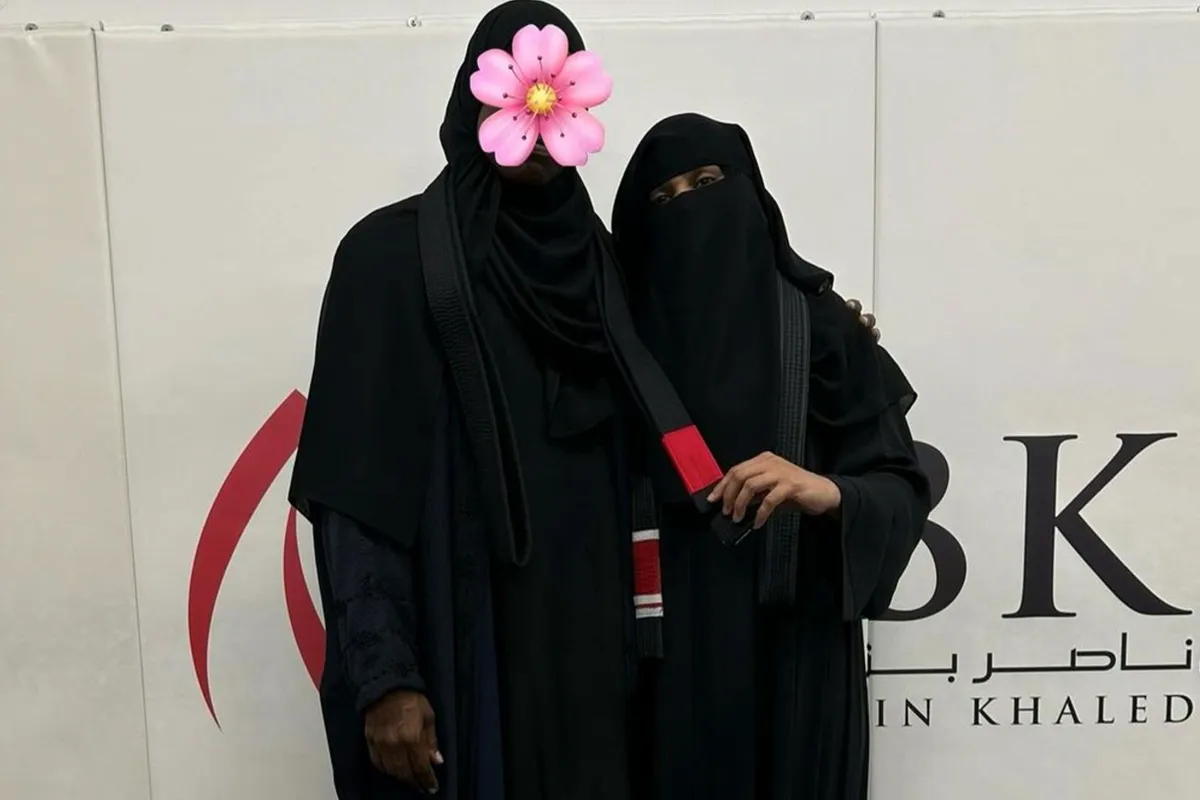 Burka-dame schrijft BJJ geschiedenis: Haalt zwarte band op unieke manier
