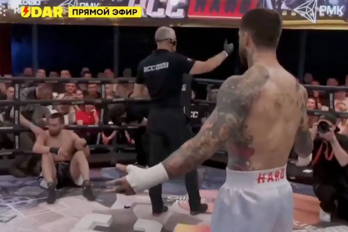Geen genade! Bekende Metalzanger vernietigt MMA-vechter binnen seconden