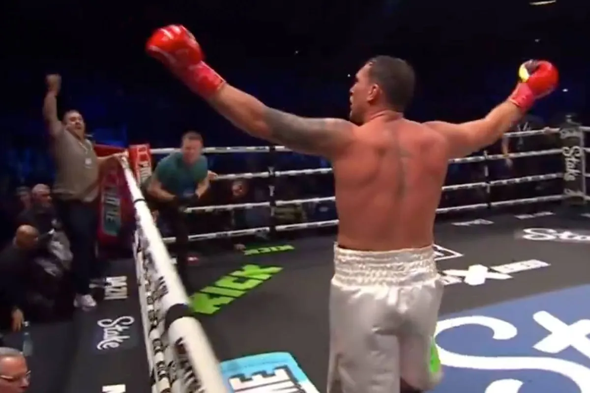 Ex UFC-ster Till scoort monsterlijke knock-out in boksdebuut