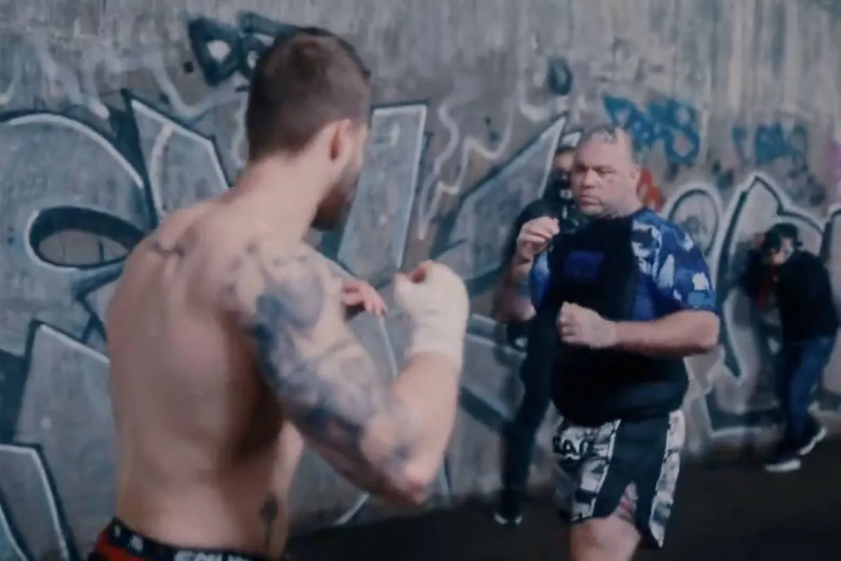 Schokkende beelden! Bekende vechter probeert oog tegenstander eruit te rukken