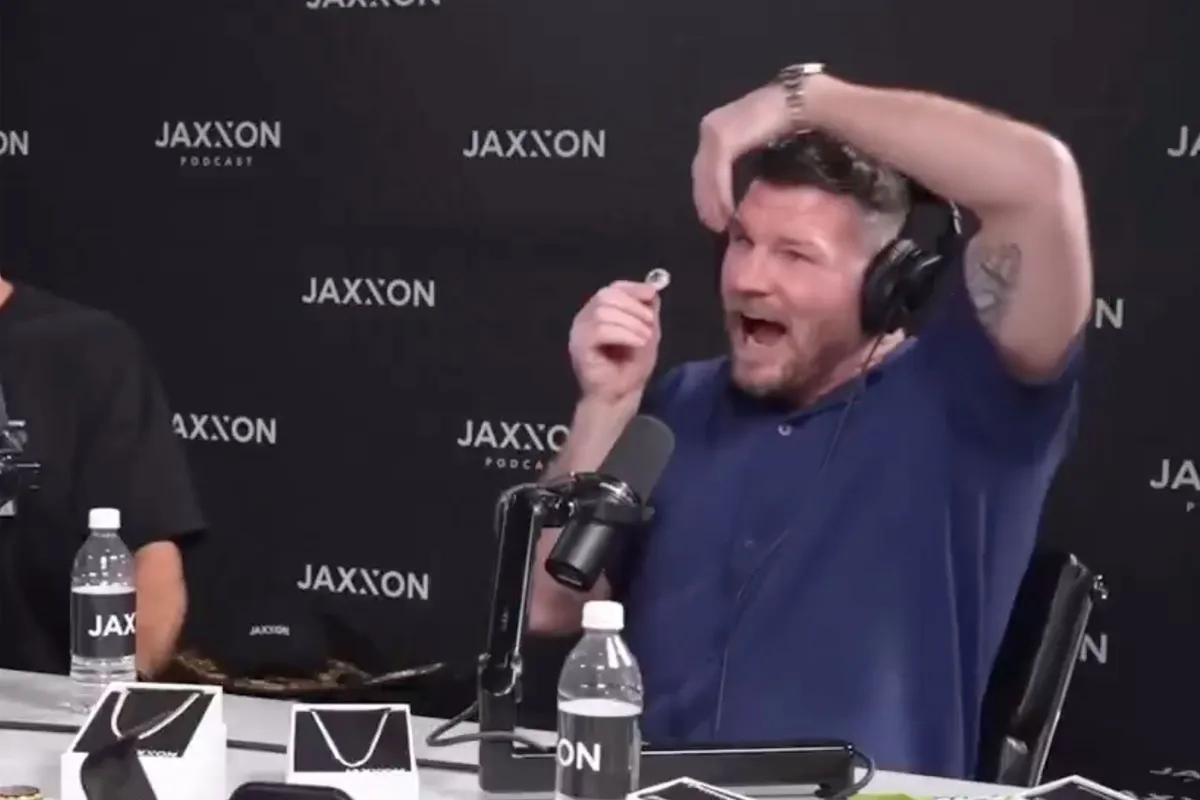 Gruwelijke actie! UFC-ster haalt zijn eigen oog eruit in live Podcast