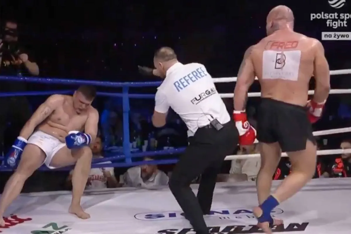 Dit moet je zien - Kickbokser slaat tegenstander uit de ring