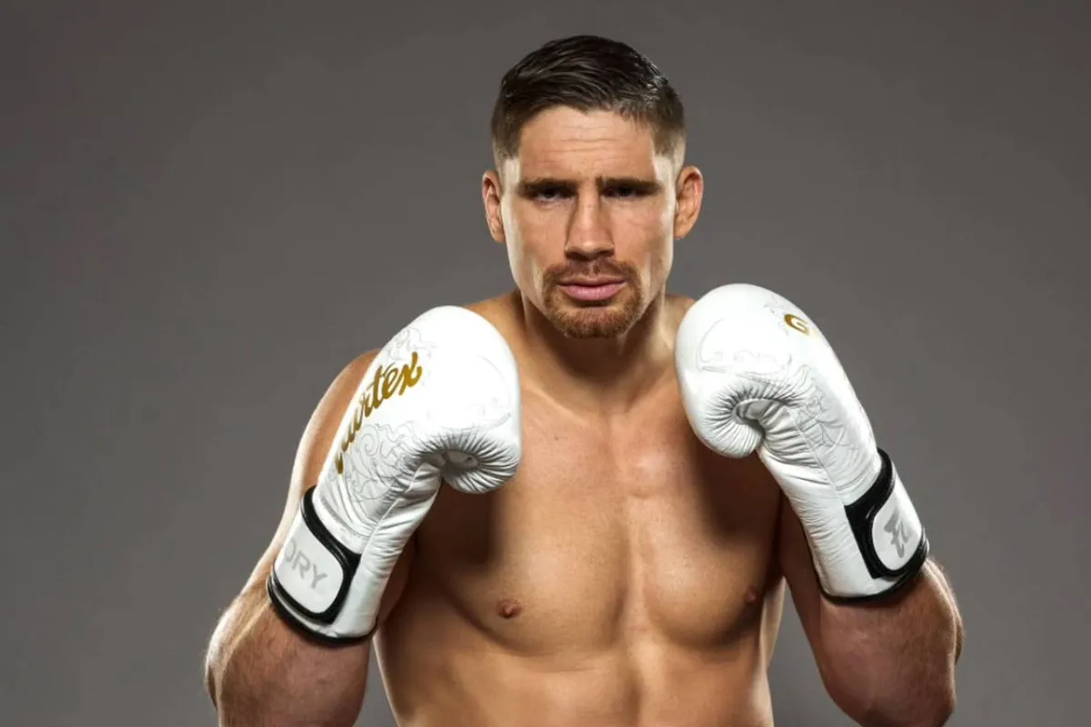 Rico Verhoeven bewijst: niemand blijft overeind na zijn low kicks