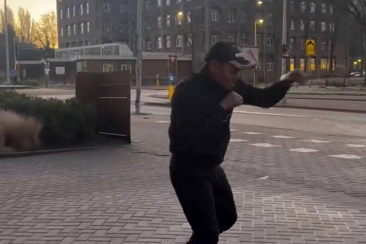 Bekende kickbokser maakt Nederlandse straat onveilig - Wat is er aan de hand?