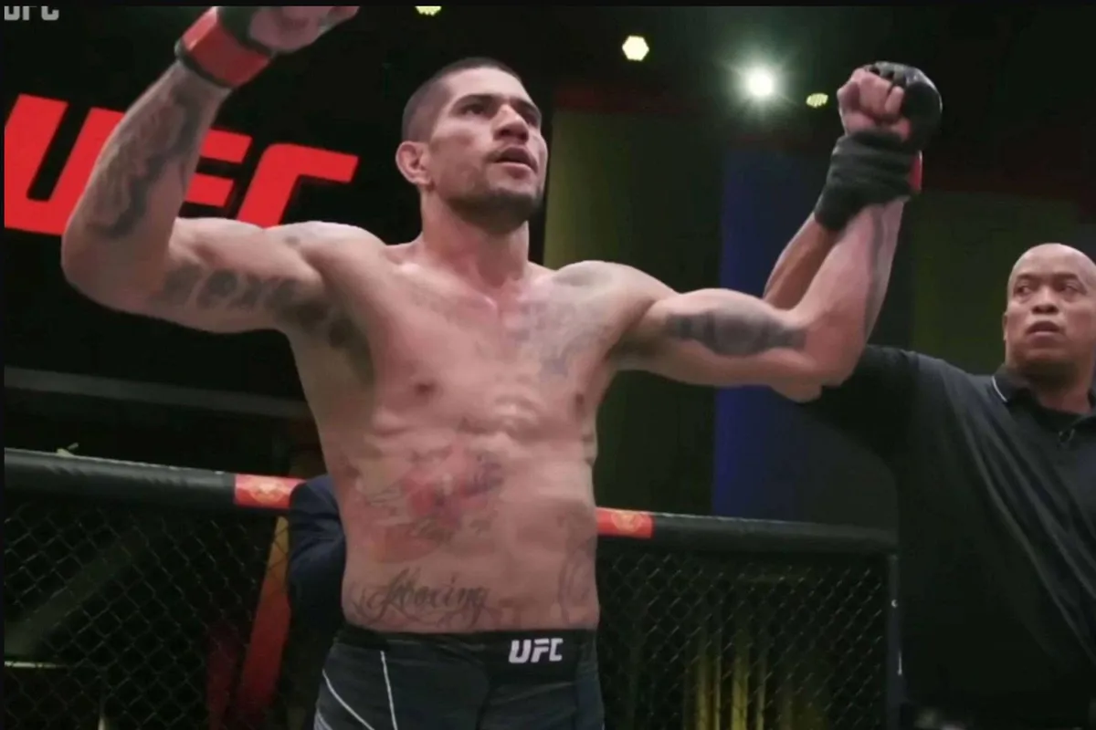 UFC-ster Pereira’s trainingsbeelden exploderen op social media - groot risico?