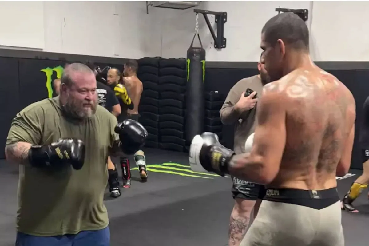 UFC-kampioen slaat rapper Action Bronson half knock-out? Dit filmpje zegt alles!