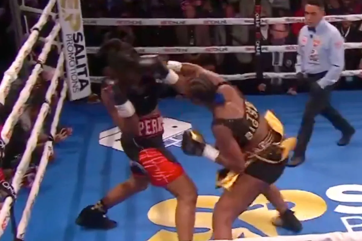 Doodsklap! Claressa Shields sloopt Perkins en maakt geschiedenis