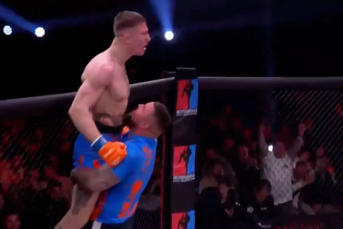Bizar einde gevecht in Amsterdam! MMA topper Piechaczek zet publiek op z’n kop