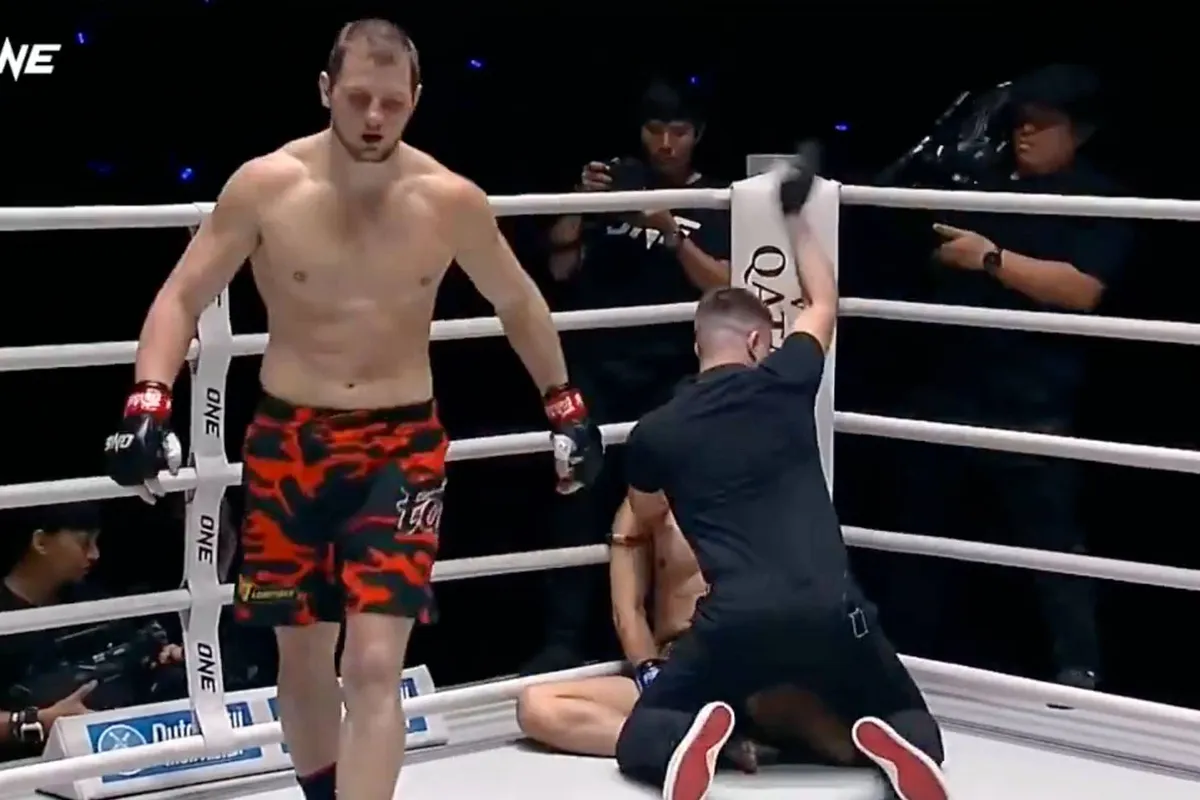 Ongekend! Kickbokser eist gevecht via rechtszaak en sloopt tegenstander