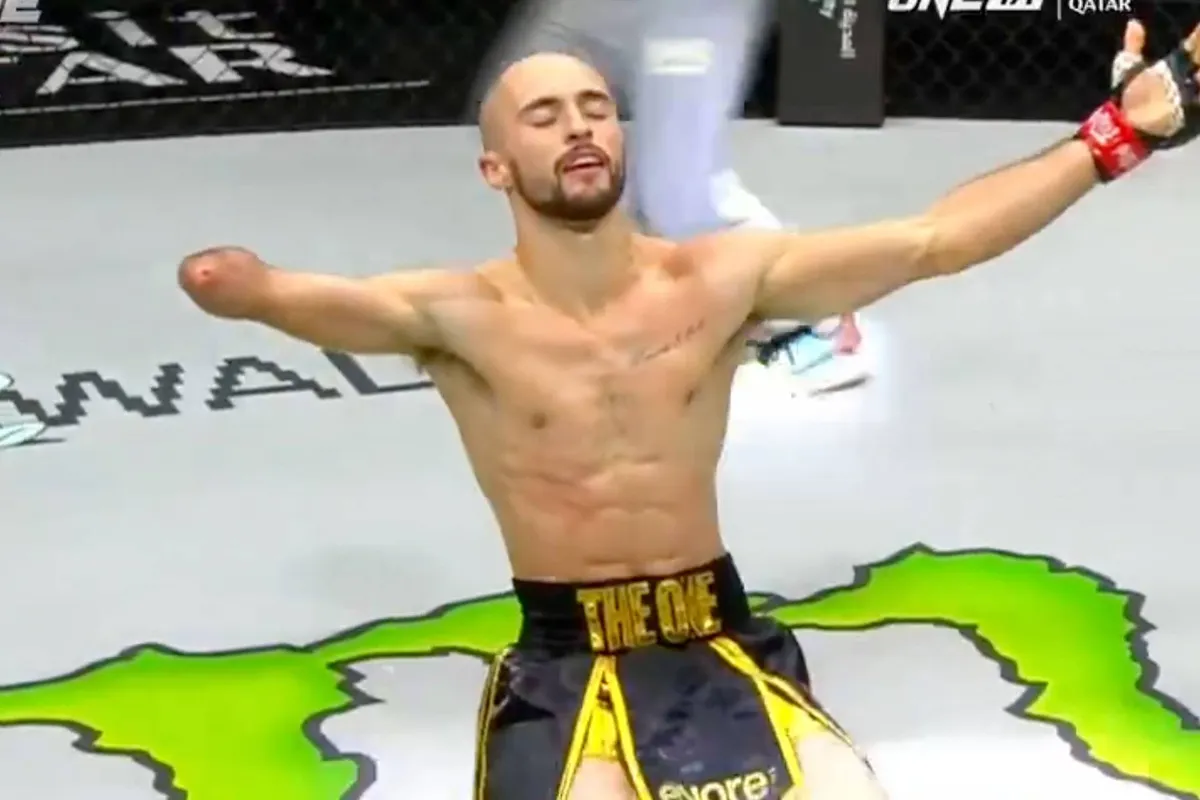 Kickbokser met 1 hand slaat rivaal 3 keer neer… en toen was het voorbij!