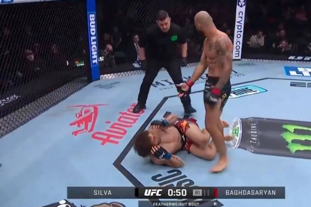 Maak hem af! Scheids beveelt kooivechter door te slaan – vernietigende KO volgt!