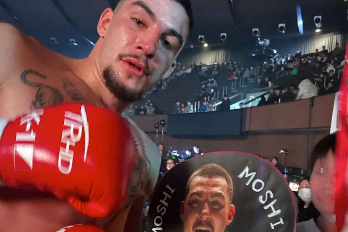 Explosieve finish! Kickbokser Thian de Vries sloopt Carlos Budiao in eerste ronde