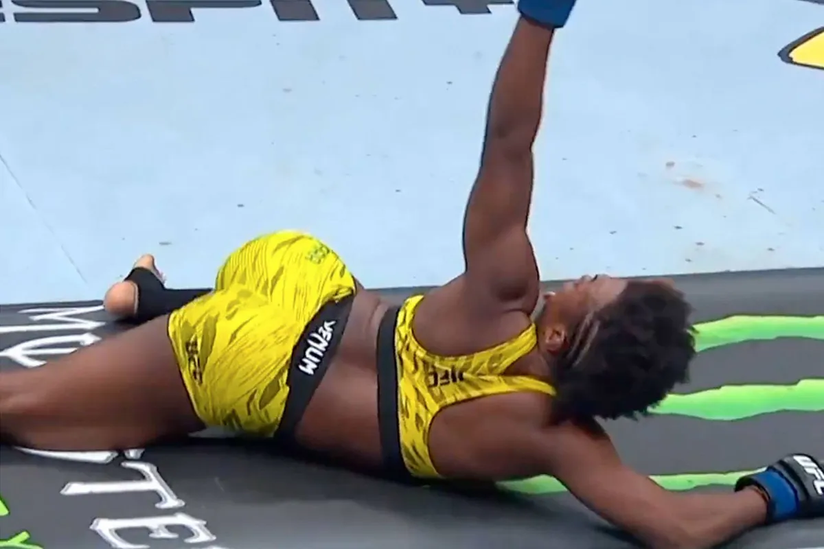 Braziliaanse sloopt UFC vechter Molly de ‘Gehaktbal’ met brute choke