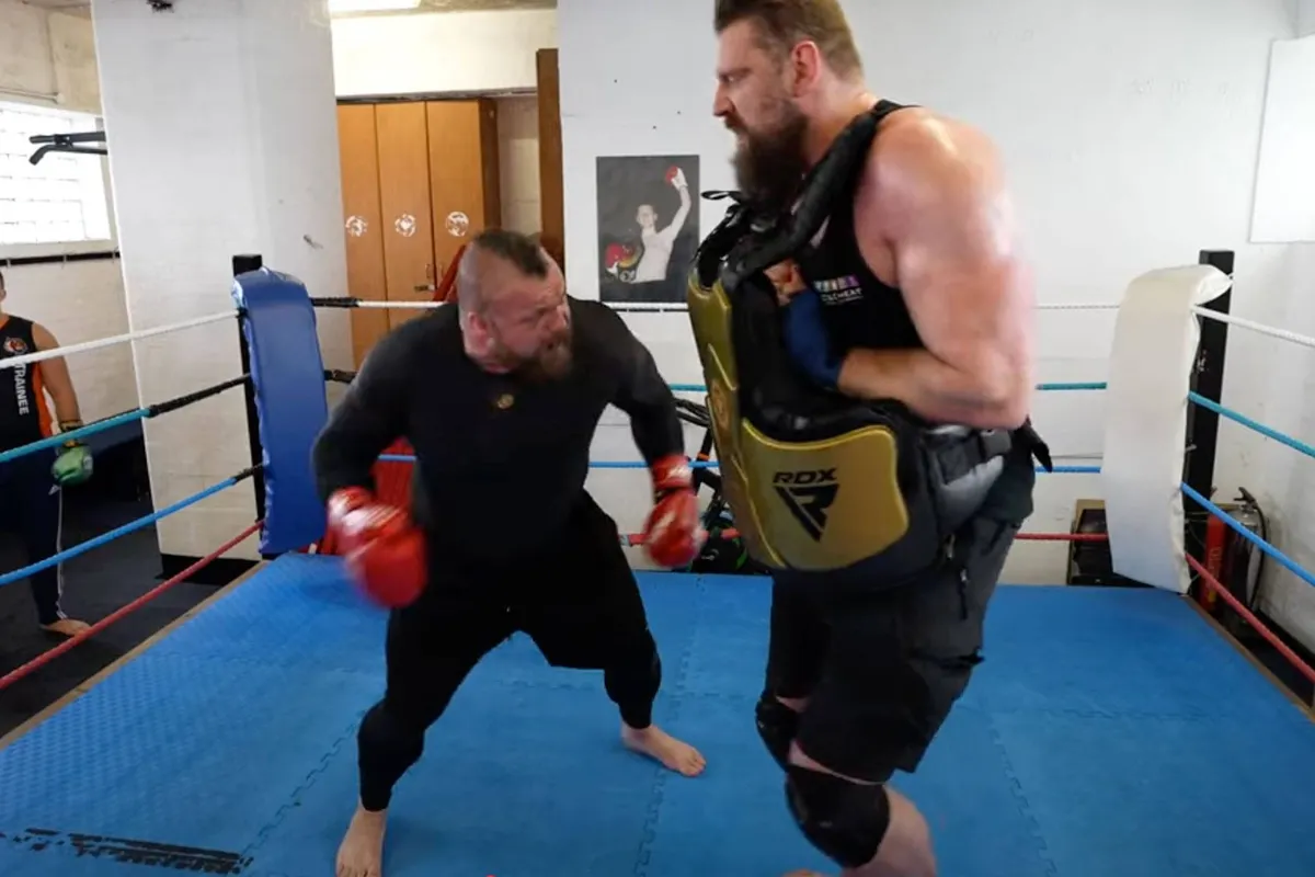 AFZIEN! Eddie Hall knalt met NL Reus door de ring - Video Inside!