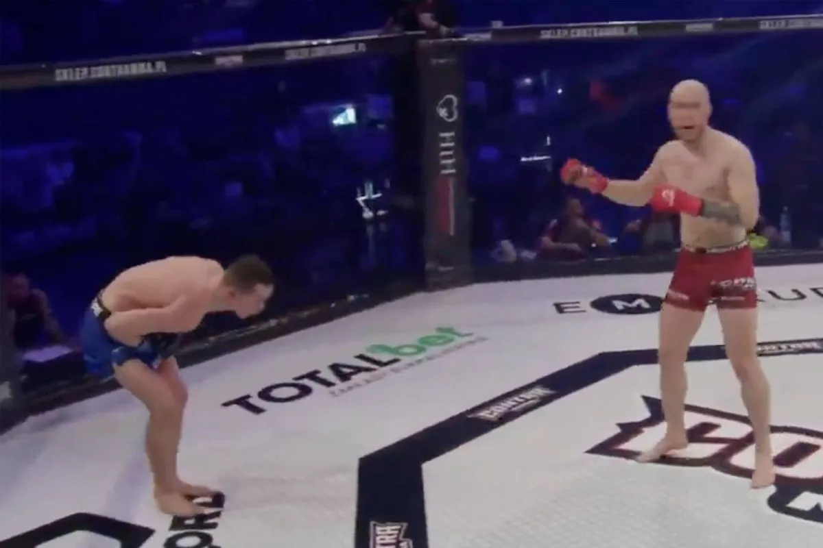 Ballenkneuzer! Vechter onderuit na trap in edele delen - scheids zegt afmaken!