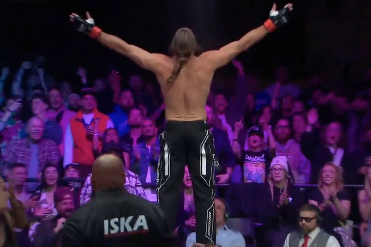 Brute slachting! Kickbokser bezorgt MMA-vechter nachtmerrie op canvas