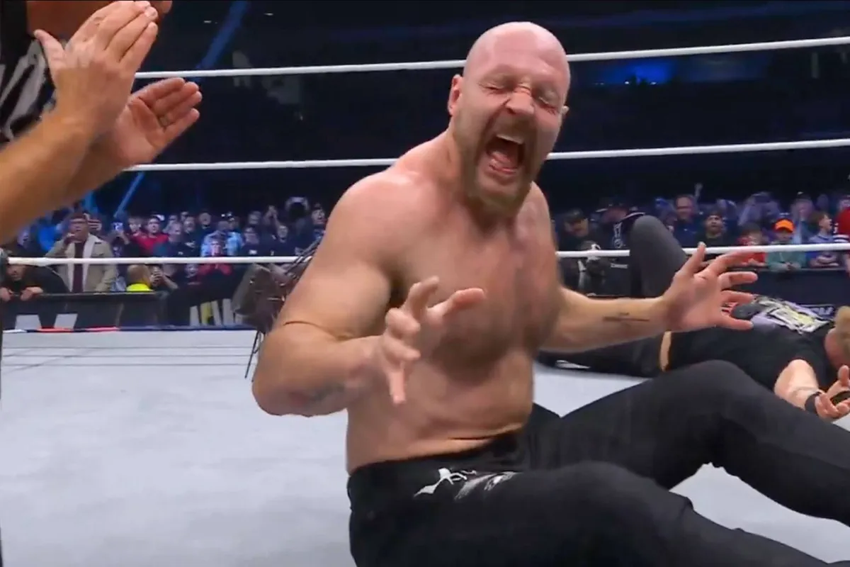 Brute beelden: Jon Moxley gilt het uit van de pijn - spijkerknuppel vastgeslagen in rug!