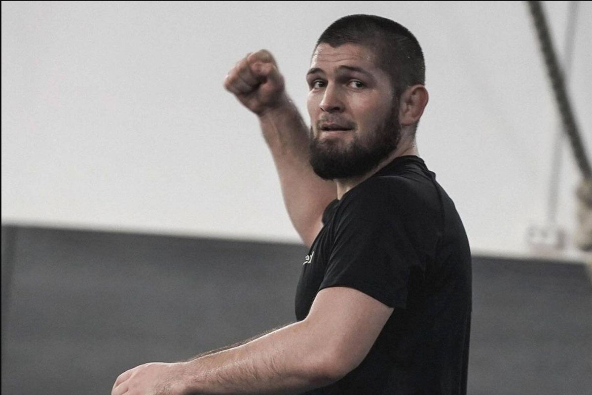 Kansloos! Boksicoon overleeft straatgevecht met UFC-legende Khabib niet - is geen partij