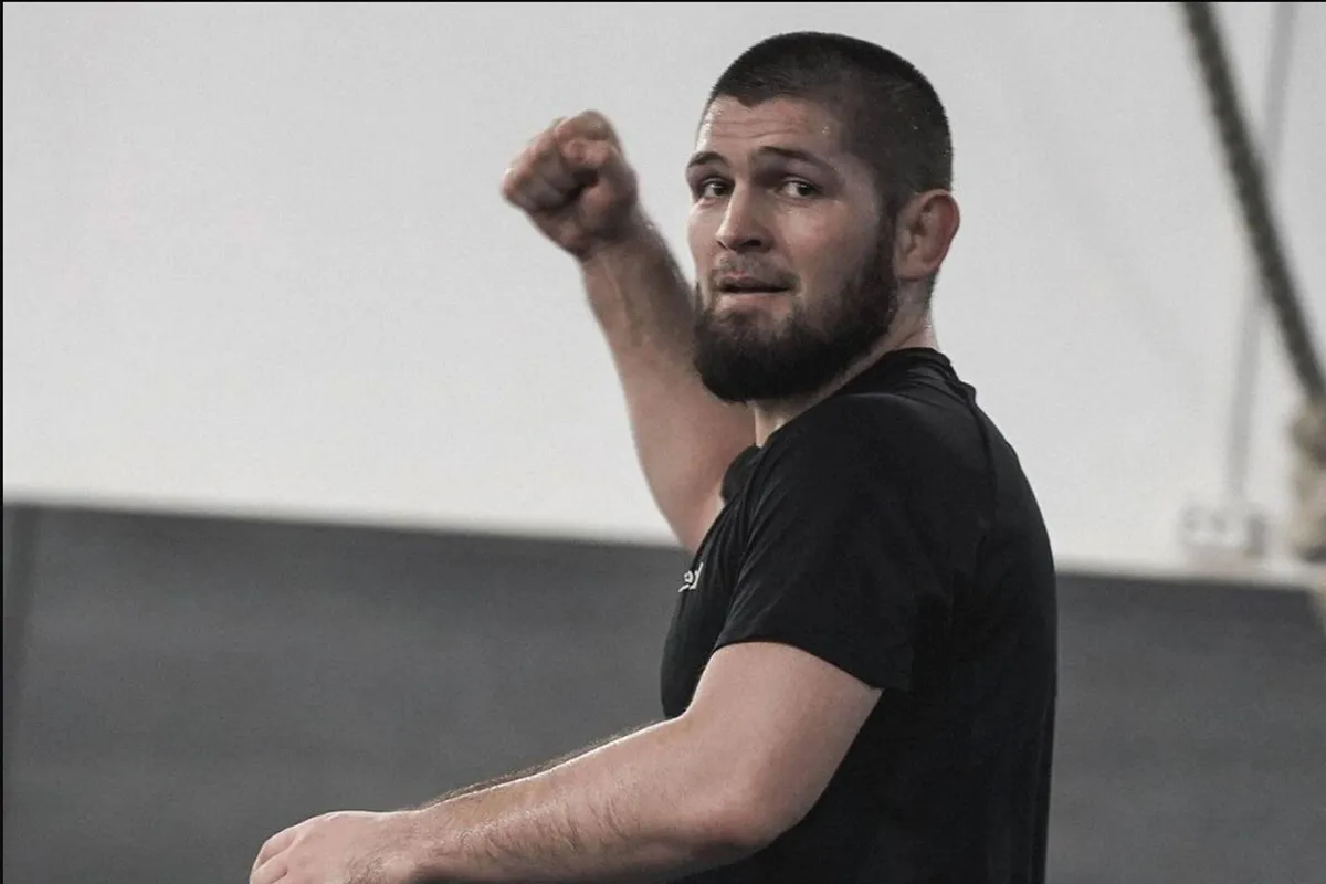 Kansloos! Boksicoon overleeft straatgevecht met UFC-legende Khabib niet - is geen partij