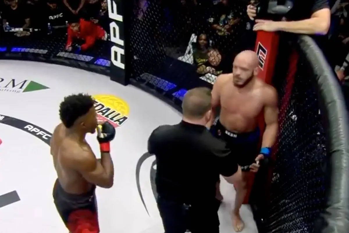 Ongezien! MMA gevecht stopt door een vinger – ja, echt!