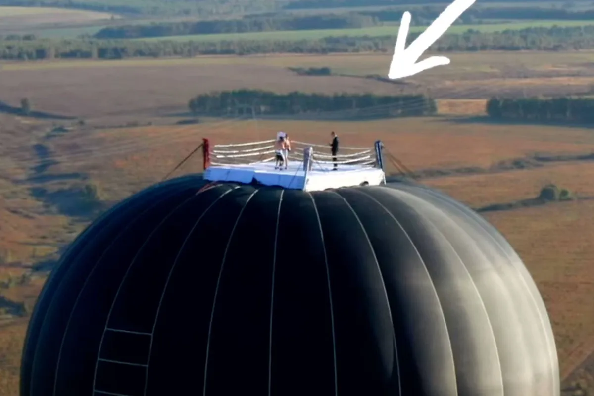 Boksen zonder parachute op een luchtballon – wie verzint dit?
