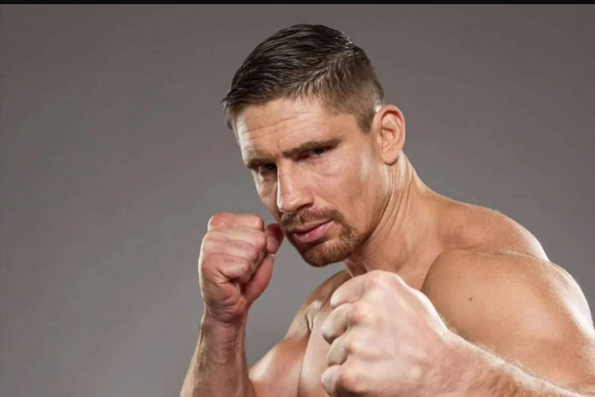 Rico Verhoeven met MMA-handschoenen in de kooi: 'sloopt ze allemaal'