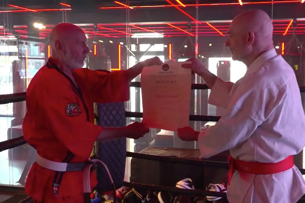 Kickbokspionier Thom Harinck ontvangt zeldzame vechtsporttitel – zo reageert hij!