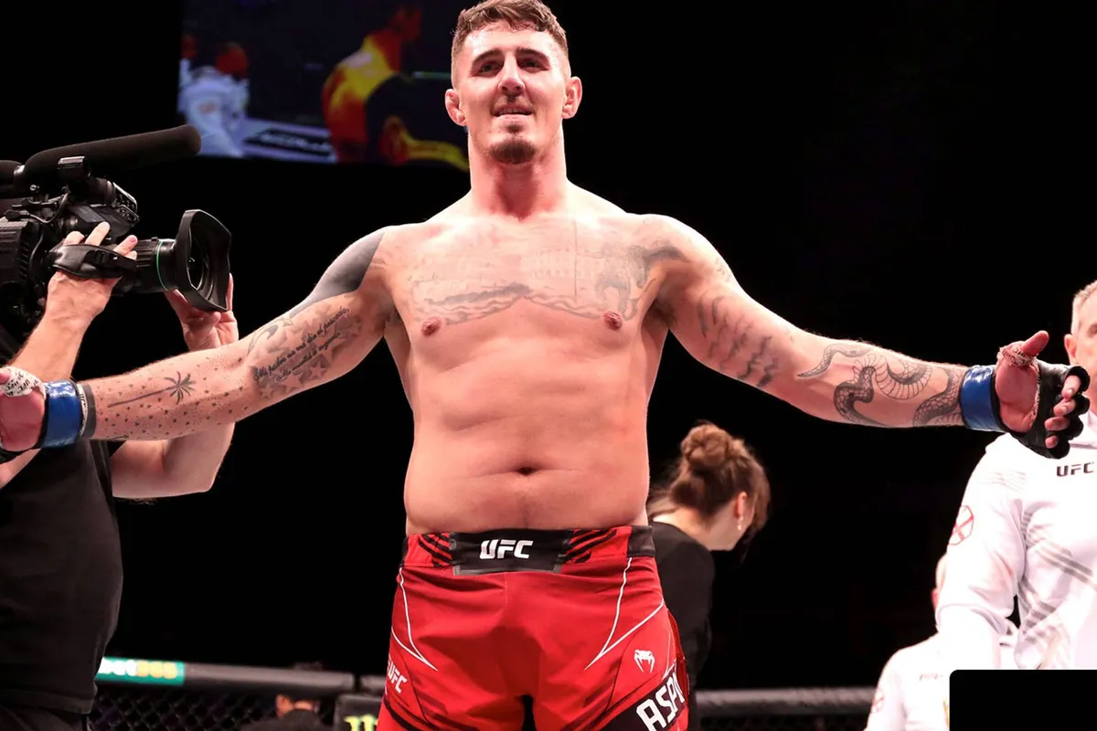 Vreemde EEND! Actie UFC kampioen Aspinall gaat viraal - dit moet je zien