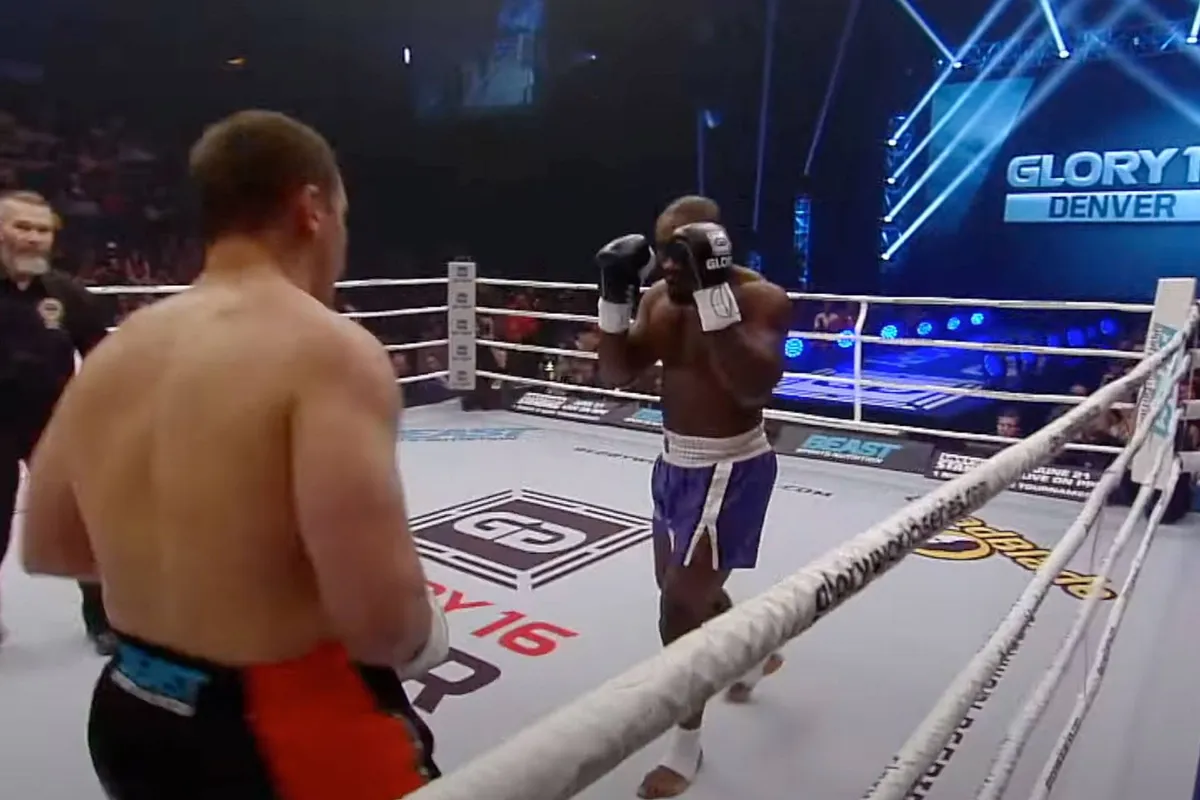 'Bel deze man!' Sloopt iedereen in Glory's zwaargewicht toernooi
