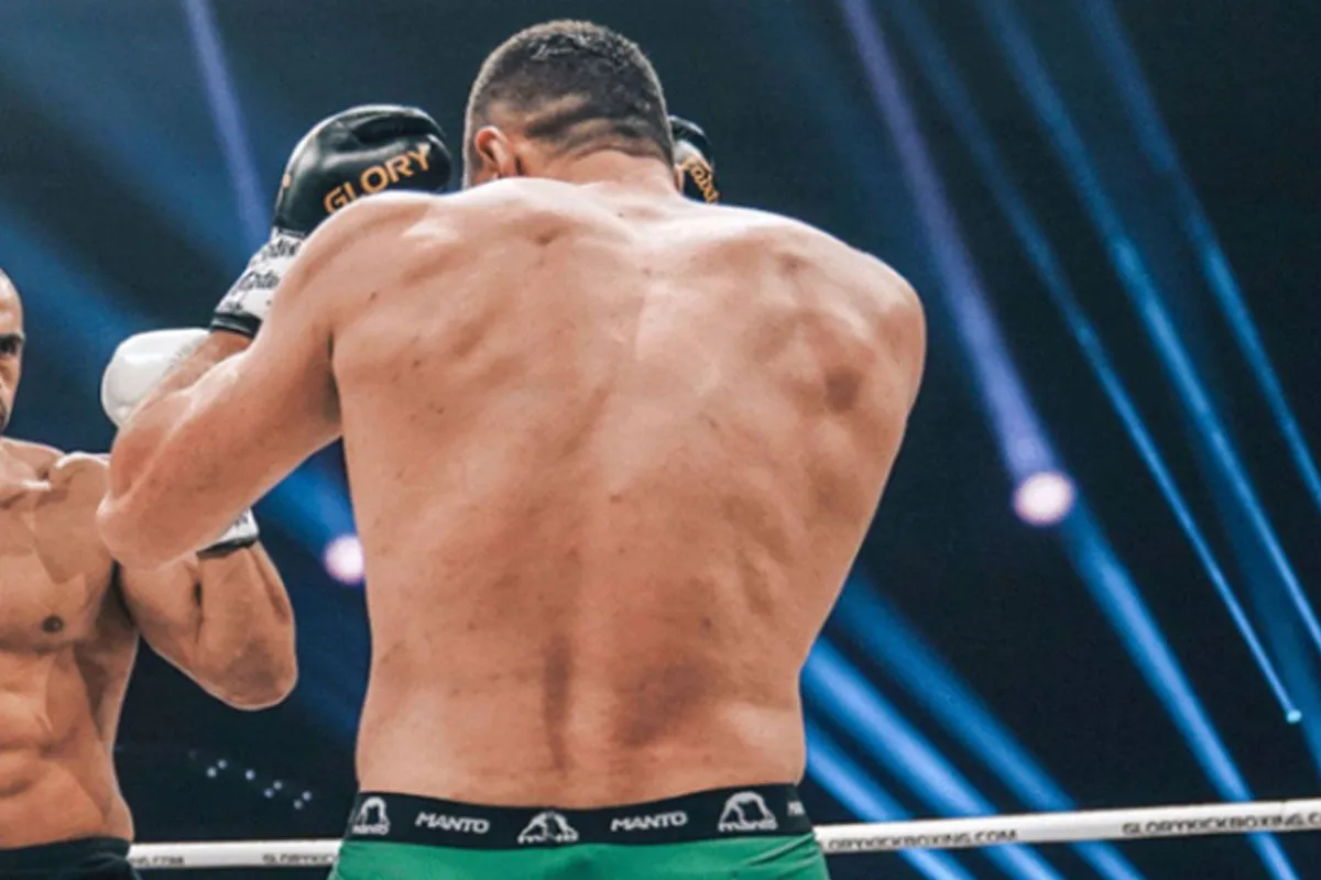 Fans geschokt! Ex-Glory vechter gespot bij foute supportersactie