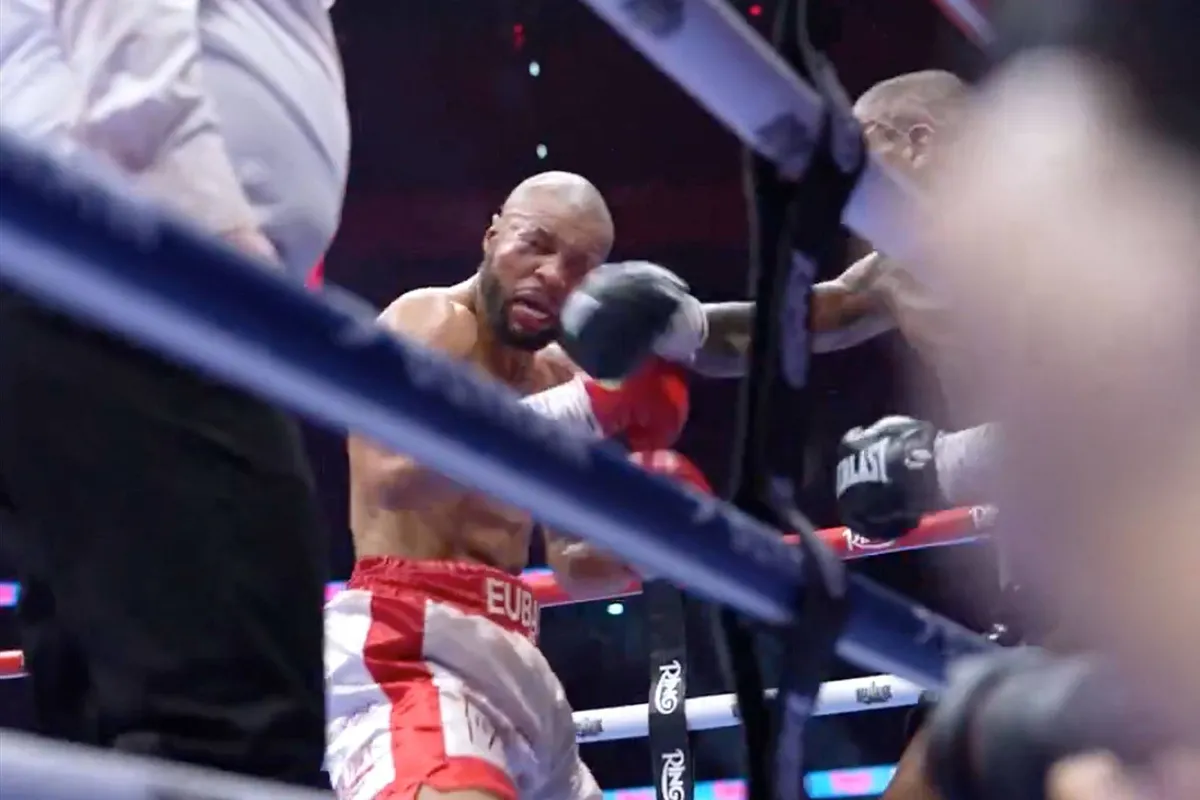 Bloedige oorlog: Keihard gevecht eindigt in ziekenhuis voor Chris Eubank Jr!