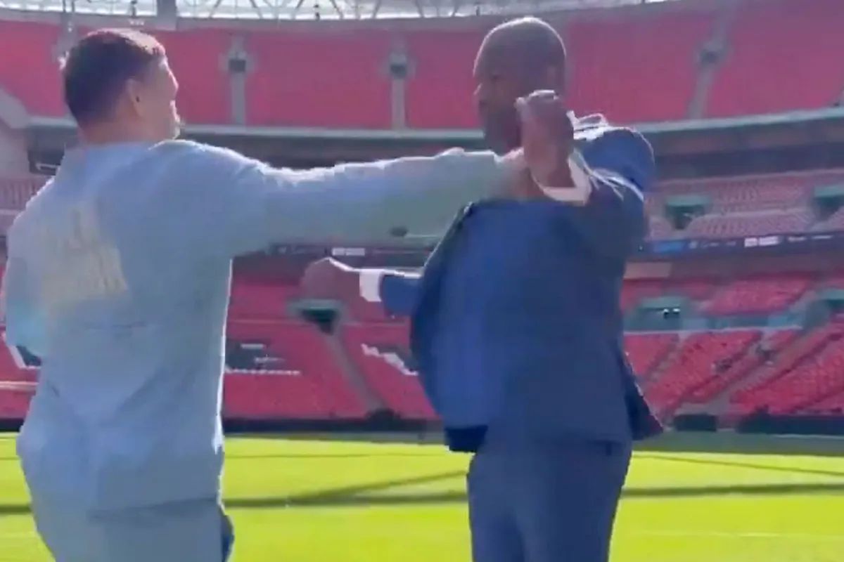 Daniel Dubois duwt Usyk en vlucht achteruit: fans woest (video)