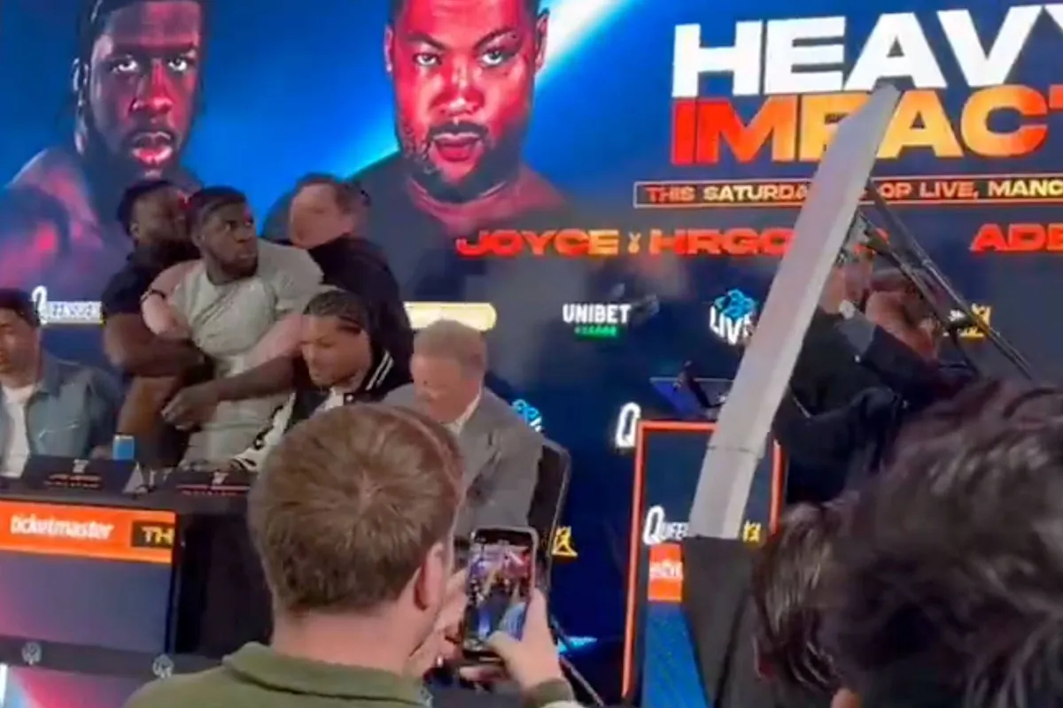 RUZIE escaleert! Boksers flippen uit op podium – chaos voor ogen van fans