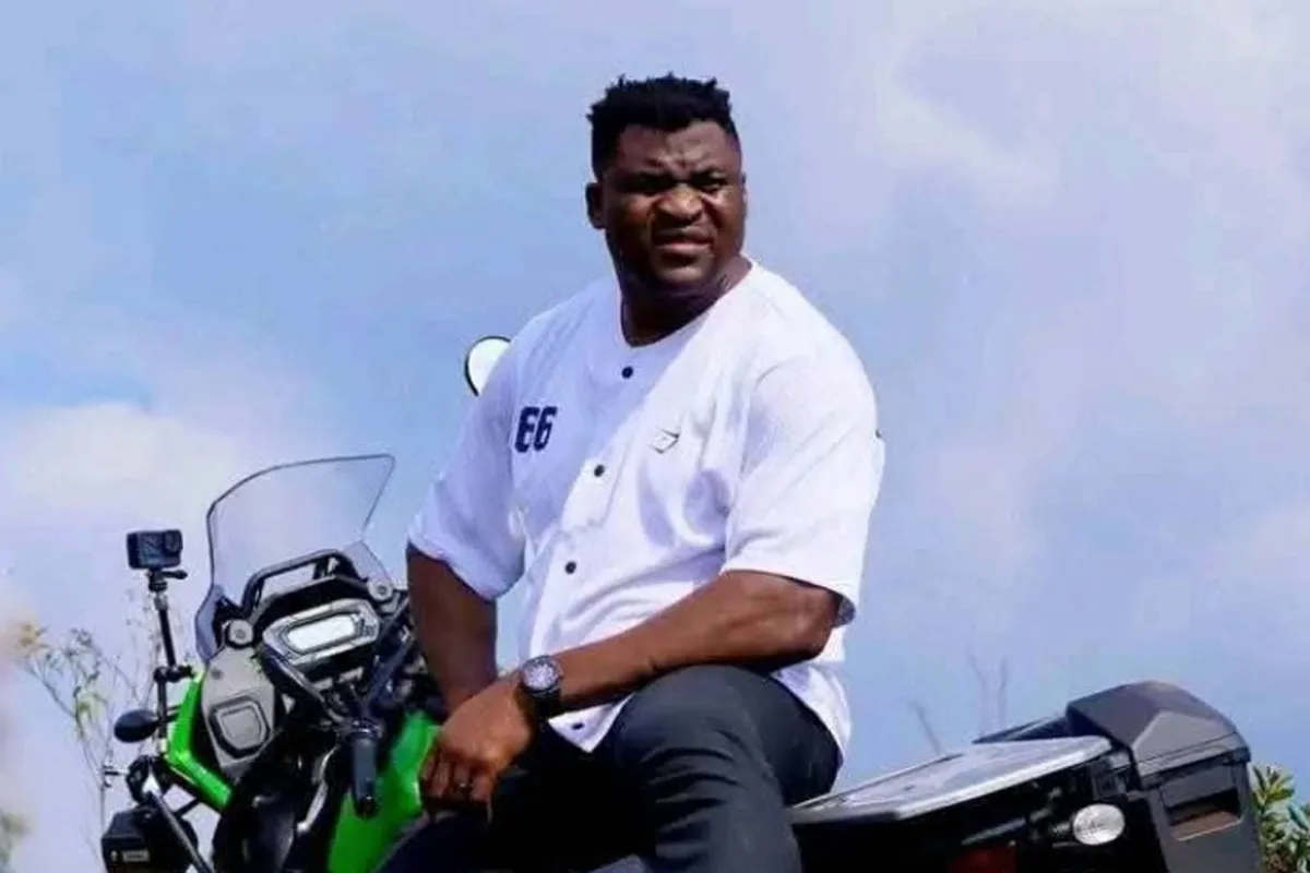 Topvechter Francis Ngannou’s motorrit eindigt in dodelijk drama - De klap was hard!