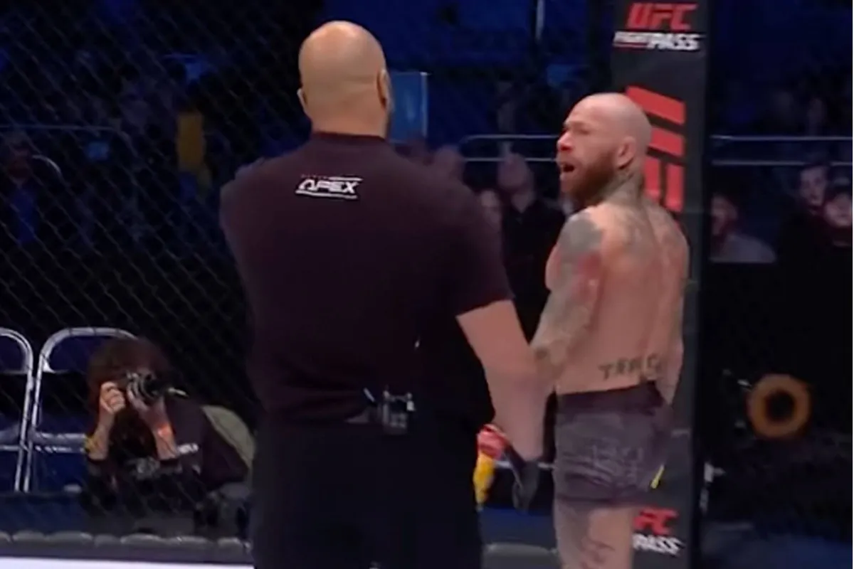 Da's klote! Fans woest na bizarre low blow reeks vechter bij Cage Warriors 187
