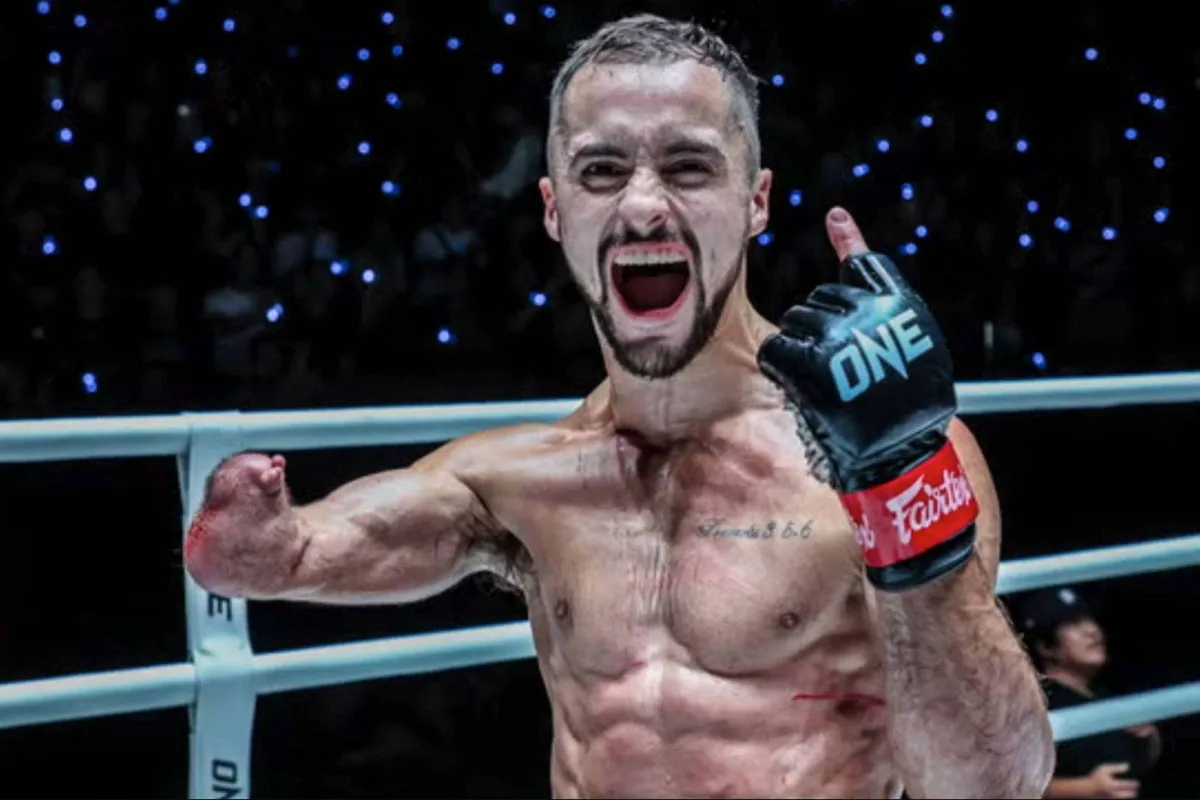 Kickbokser met één hand pakt haters aan - verandert twijfels in angst!