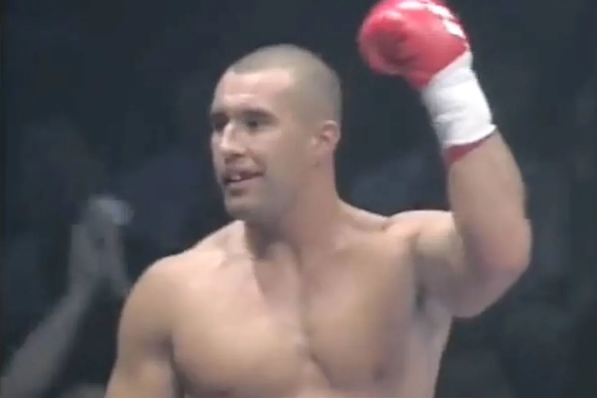 Niemand blijft staan: Topkickbokser sloopt 8 tegenstanders in 3 minuten