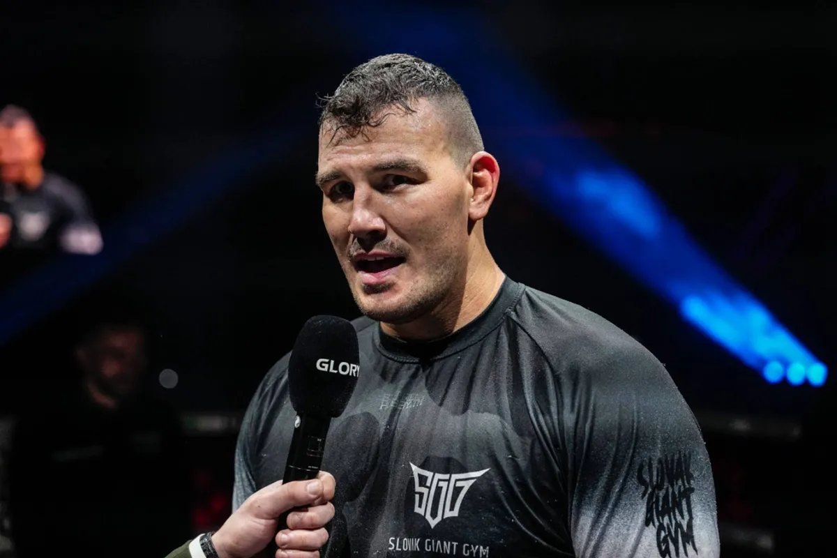 Publiek fluit Glory vechter Možný uit na Hello Amsterdam momentje