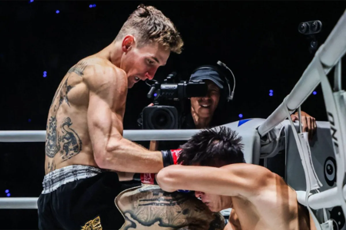 Koud gemaakt! Muaythai legende Sitthichai zwaar onderuit tegen debutant