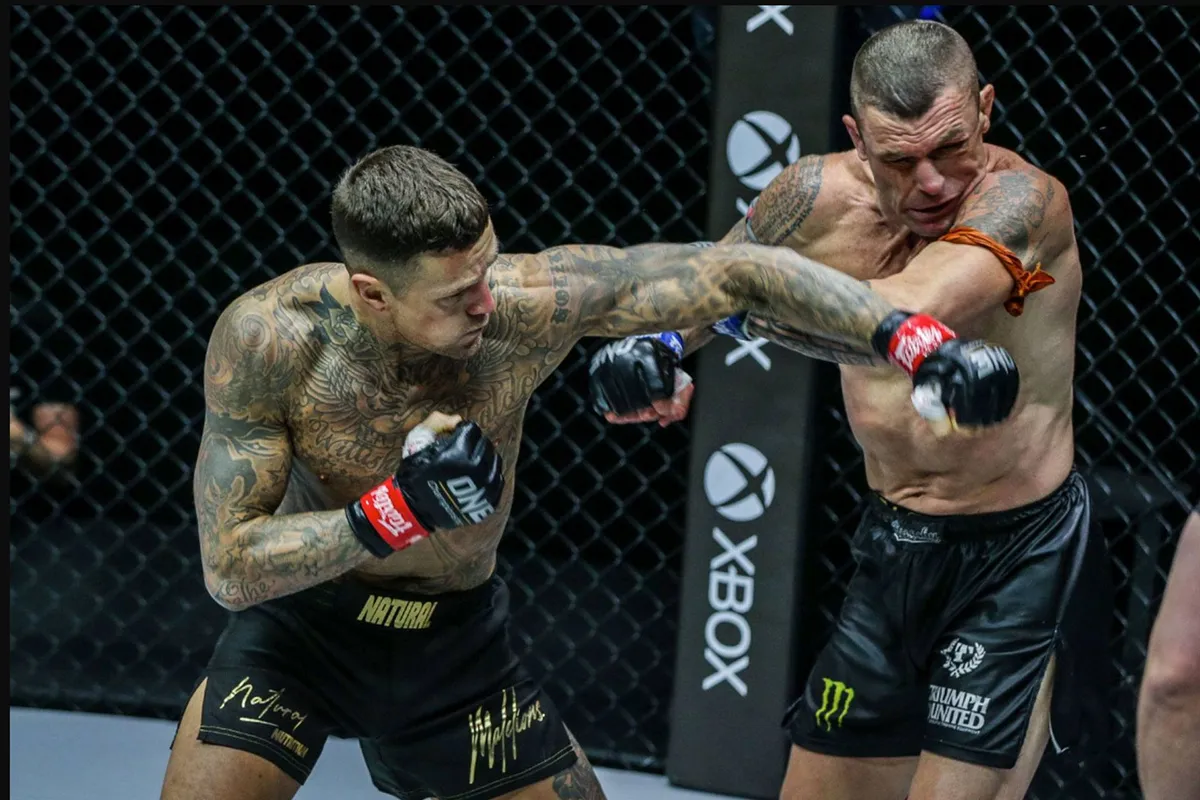 'Hij sloeg ons kapot!' Nieky Holzken krijgt rauw eerbetoon van kampioen