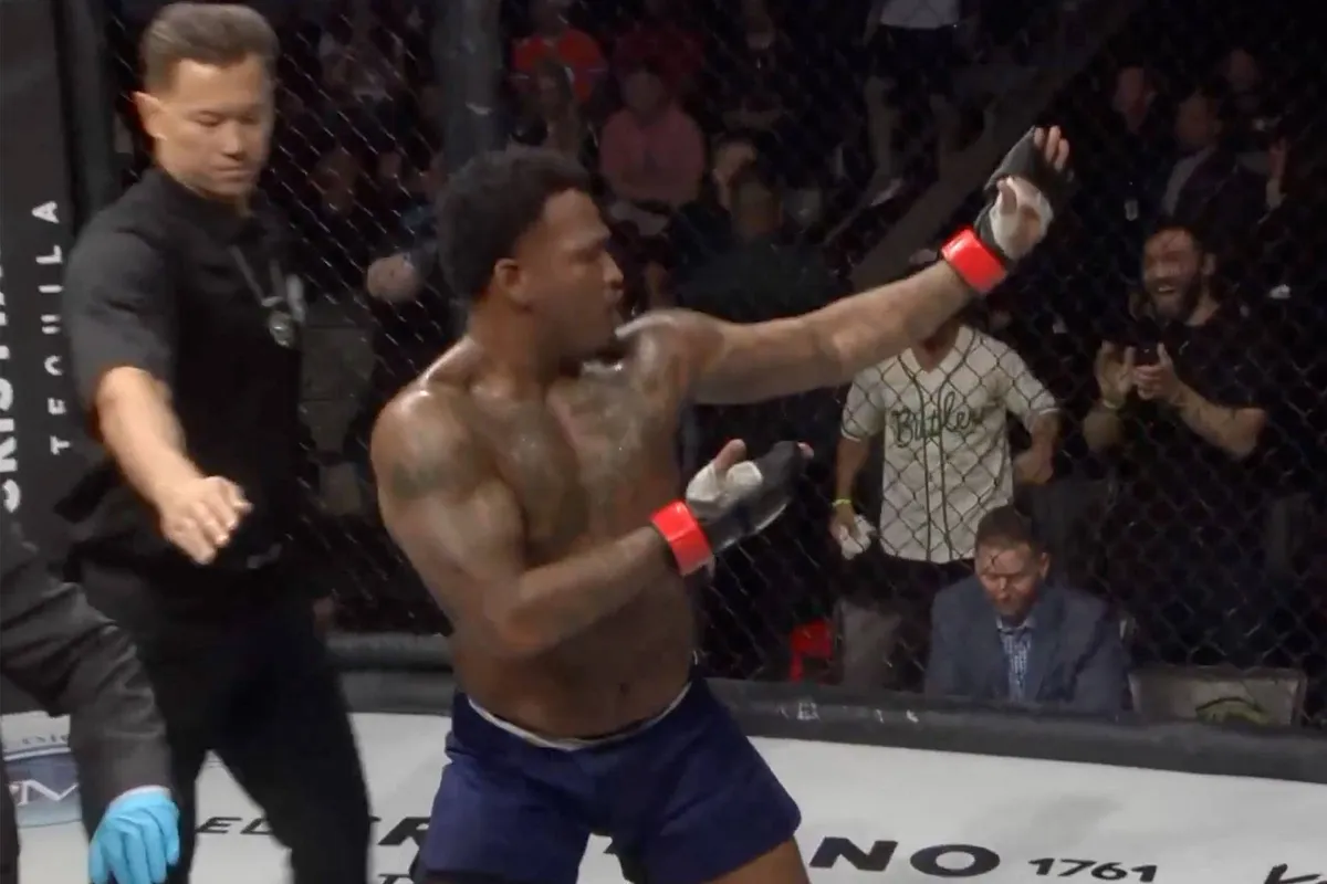 Jackpot! Kooivechter sloopt tegenstander met dodelijke trap - zie het zelf!