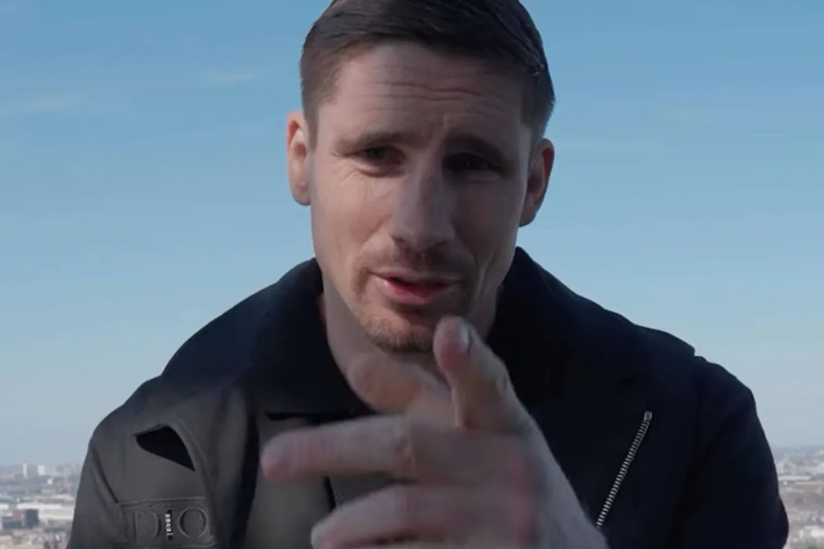 Rico Verhoeven dropt peptalk maar blijft zelf aan de zijlijn staan