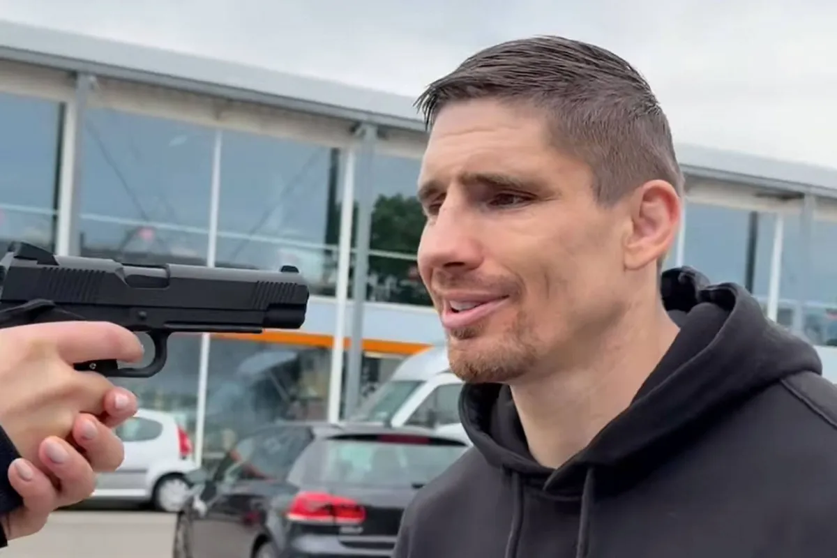 Rico Verhoeven kijkt recht in loop pistool - kijk wat er gebeurt